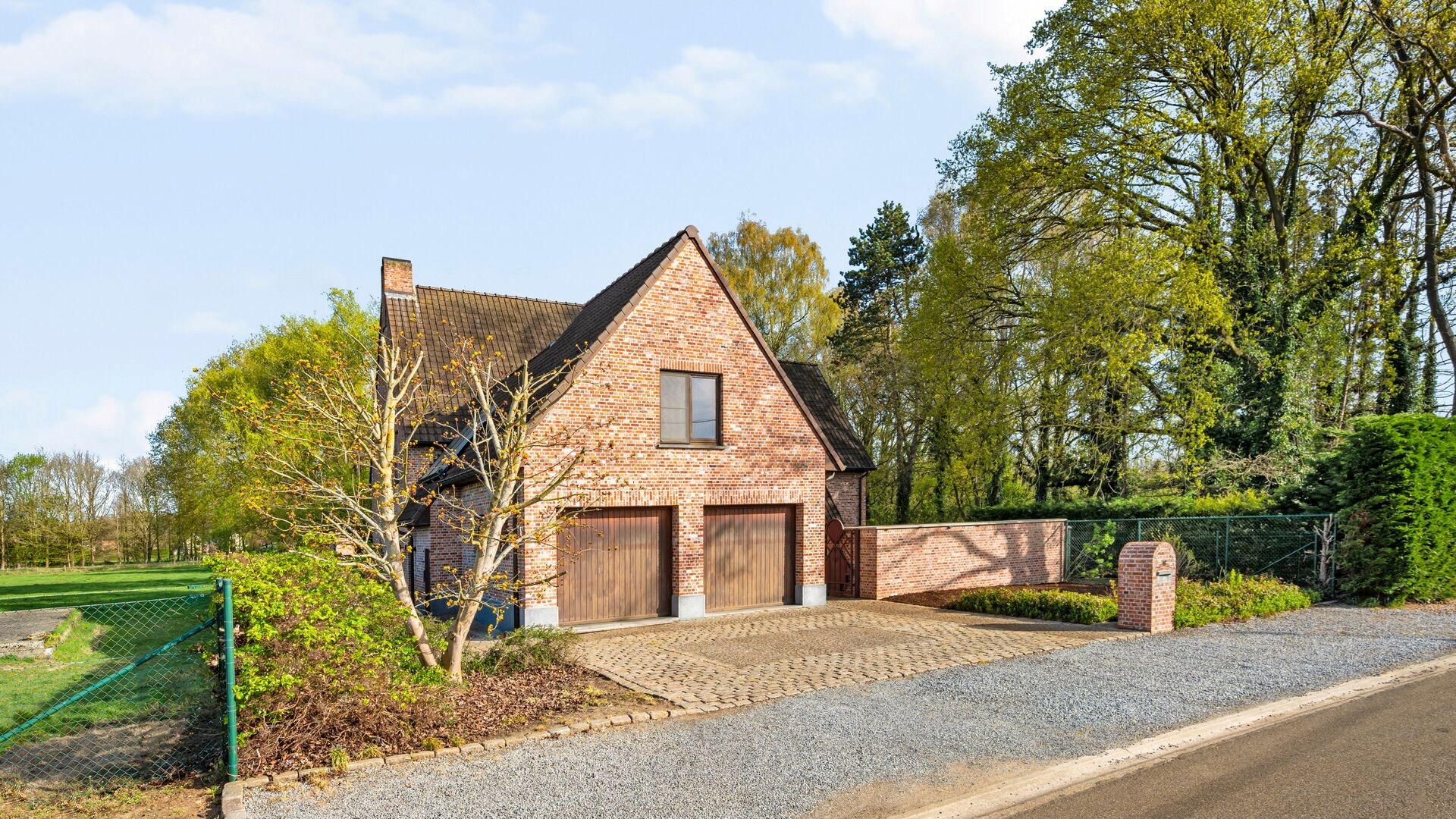 Exclusief en karaktervol landhuis met uitzonderlijke woonbeleving op een terrein van 8070m² in Heusden-Zolder. - foto 2