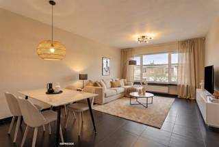 <p><span>Instapklaar hoekappartement met zuid terras en garagebox op gunstige locatie</span></p><p><span> </span></p><p><span>Dit instapklare appartement is gunstig gelegen op aan de Acht Eeuwenlaan in Edegem, een gegeerde en residentiële buurt met een vlotte bereikbaarheid. Winkels, scholen, openbaar vervoer, Domein Hof ter Linden en belangrijke invalswegen bevinden zich in de nabije omgeving. De combinatie van rust en bereikbaarheid maakt deze locatie ideaal voor zowel eigen bewoning als investering.</span></p><p><span> </span></p><p><span>INDELING</span></p><p><span>Het appartement heeft een bewoonbare oppervlakte van 87 m², is gelegen op de bovenste verdieping en werd in 2012 gerenoveerd. </span></p><p><span>Je komt binnen in een ruime inkomhal voorzien van een gastentoilet. De ruime leefruimte is licht en stil dankzij de hoeklocatie. Aansluitend ligt de goed uitgeruste keuken die desgewenst kan opengemaakt worden. Verder beschikt het appartement over twee volwaardige slaapkamers en een badkamer met bad/douchecombinatie. Via beide kamers is er toegang tot het zuid gericht terras aan de achterzijde.</span></p><p><span> </span></p><p><span>De  extra ruime en hoge garagebox is groot genoeg voor het plaatsen van een camionette en kan aangekocht worden voor 30.000€.</span></p><p><span>De gemeenschappelijke kosten bedragen €110.</span></p><p><span> </span></p><p><span>BIJZONDERHEDEN</span></p><p><span>- verzorgd en instapklaar appartement</span></p><p><span>- eigen nutsvoorzieningen (water en gas)</span></p><p><span>- lage maandelijkse lasten</span></p><p><span>- dak conform geïsoleerd</span></p><p><span>- geschikt als investering of eigen bewoning</span></p><p><span> </span></p><p><span> </span></p><p><span> </span></p><p><span> </span></p>