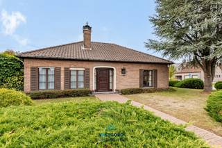 Gelegen op wandel- en fietsafstand van het centrum van Nazareth en nabij scholen en winkels treffen we deze zeer ruime te renoveren bungalow aan...