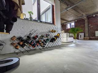 Ondergebracht in de voormalige Chocolaterie-Confiserie Demaret (een beeldbepalend art-decogebouw uit 1948 naar ontwerp van architect Manneback), bevindt zich deze ruime en rustig gelegen loft. Het gebouw combineert authentieke industriële elementen — zoals zichtbare betonnen balken, microcementvloeren, bakstenen wanden en grote raampartijen — met hedendaags wooncomfort.<br /><br />De loft heeft een bewoonbare oppervlakte van circa 229 m², bevindt zich op de 3e verdieping en volgt een logische, open indeling:<br /><br />- Leefruimte: Zeer royale en lichte woonkamer met zithoek, aansluitende eetplaats en een open, volledig ingerichte keuken.<br /><br />- Werkruimte: Geïntegreerde kantoor-/bureauhoek, ideaal voor thuiswerk of creatieve bezigheden.<br /><br />- Slaap- en sanitair gedeelte: Ruime slaapkamer met dressing, aansluitende badkamer voorzien van bad en douche, afzonderlijk toilet en een praktische wasplaats/berging.<br /><br />- Buitenruimte & opslag: Aangenaam privéterras (ca. 5 m²) en een privatieve kelderberging.<br /><br />- Parkeren: Een overdekte parkeerplaats binnen het afgesloten complex is inbegrepen in de vraagprijs.<br /><br />Het complex bevindt zich achter een discrete toegangspoort en beschikt over twee liften, wat zorgt voor een veilige en serene woonomgeving midden in de stad. Gelegen op wandelafstand van het Marie-Joséepark en de Basiliek van Koekelberg. Er zijn uitstekende verbindingen met het openbaar vervoer (metro, tram en bus), een vlotte ontsluiting naar het centrum van Brussel en de ring, en grote supermarkten (Delhaize, Colruyt en Lidl) bevinden zich op slechts 5 minuten wandelen.<br /><br />Intrede mogelijk reeds bij ondertekening van het compromis (onder voorwaarden van vroegtijdige sleuteloverdracht).<br /><br />Afspraak via Dewaele.com of 0472/18.38.39<br /><br />De algemene voorwaarden van Dewaele DIY kunt u steeds raadplegen via dewaele.com.
