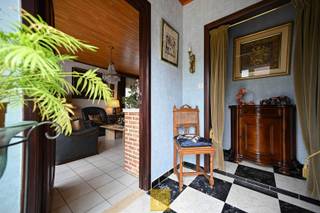 Gelegen op een rustige, maar uiterst centrale locatie op een boogscheut van het centrum van Loppem, vindt u deze degelijk gebouwde driegevelbungalow met inpandige garage en tuin. De woning werd gebouwd in 1970 en werd steeds goed onderhouden. Dankzij haar functionele indeling en mooie woonoppervlakte (circa 140 m2) biedt deze woning heel wat potentieel naar restyling toe. De indeling is als volgt : inkomhal met vestiaire, ruime en uiterst gezellige living in L (met inbouwcassette), keuken met aanrecht, kastjes en enkele toestellen en voldoende ruimte om te ontbijten, nachtgang, 2 mooie slaapkamers en een extra kamer die dienst kan doen als bureau of kinderkamer. De badkamer beschikt over zowel een ligbad als een douche. Apart toilet. Inpandige garage met hoek voor de wasfaciliteiten. Er is oprit voor de garage én een lange oprit naast de woning. Voortuin met haag, achtertuin met tuinberging. CV gas. Niet gelegen in een risicozone voor overstromingen. G-score : A. P-score : B.<br />Deze woning wordt u aangeboden met een richtprijs. Elke bod, hetzij lager, gelijk aan of hoger dan deze richtprijs zal worden voorgelegd aan de verkoper, die finaal zal beslissen op welk aanbod hij wenst in te gaan. Dit pand is mogelijks onderhevig aan de renovatieverplichting die door de Vlaamse overheid wordt opgelegd voor residentiële gebouwen, meer info via volgende link, https://www.vlaanderen.be/een-huis-of-appartement-kopen/renovatieverplichting-voor-residentiele-gebouwen<br />