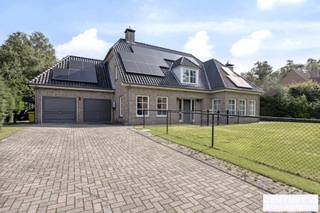 <p>Gelegen in de rustige, residentiele verkaveling “De Lint” in Oud-Turnhout, op een 25 autominuten van zowel Eindhoven (NL) als Antwerpen, vindt u deze met smaak grotendeels gerenoveerde villa terug op een fraai perceel van ca 1471m².</p>
<p>Indeling</p>
<p>Gelijkvloers</p>
<p>Inkomhal met gastentoilet, bureauruimte (of 5<sup>e</sup> slaapkamer). De woonkamer betreed u middels de dubbele zwart stalen deuren. Een massief eiken vloer, een gezellige open haard en de recent geplaatste kastenwand zetten de toon van deze woning. De kastenwand heeft een praktisch ingemaakt bureau dat gemakkelijk geopend kan worden. De open keuken is van hoge kwaliteit en is uitgerust met onder andere een stoomoven-oven, combi-oven, dampkap, 2 wastafels, afwasmachine, wijnkast, koelkast, inductie kookplaat, een groot composiet werkblad en veel ingemaakte kasten. Aan de keuken grenst een praktische bergplaats voor de dagdagelijkse toestellen en proviand op te bergen. Via de in de keuken speels verborgen deur komt u in de wasruimte die veel ruimte biedt voor schoenen en ook toegang geeft naar het terras en de tuin. De voormalige garage is omgevormd tot hobby-/werkruimte die een aansluitende bergplaats heeft die op haar beurt aansluitingen heeft om een mogelijke extra badkamer te voorzien. Denk bijvoorbeeld aan mogelijkheden om ouders in huis te nemen of oudere kinderen een eigen stek binnenshuis te geven.</p>
<p>1<sup>e</sup> verdieping</p>
<p>Via de vaste trap in de inkomhal komen we op de overloop van de verdieping aan. Hier bevinden zich 3 ruime kamers, een nachttoilet, een douchekamer én een 4<sup>e</sup> (hoofd-)slaapkamer. Deze laatste heeft een praktische inloopdressing en een ensuite ruime badkamer welke een ligbad, toilet, douche alsook 2 wastafels biedt. (De zolder is ruim en geïsoleerd en bereikbaar met een vlizotrap)</p>
<p>Buitengebeuren</p>
<p>Vanuit de woonkamer of de wasruimte komt u tot in de achtertuin en lacht het zeer recente zwembad u toe. Het overdekte terras is ook een absolute troef van deze woning. De tuin is onderhoudsvriendelijk ingericht en volledig omheind.</p>
<p></p>
<p>+++Pluspunten+++</p>
<p>Recent verwarmd zwembad (automatisch solardeck, warmtepomp, automatische ph en chloorregeling)</p>
<p>Zonnepanelen (22 stuks)</p>
<p>Ruim overdekt terras aansluitend aan de woning</p>
<p>Automatische toegangspoort</p>
<p>Smaakvol grotendeels gerenoveerd én energiezuinig</p>
<p>Onderhoudsvriendelijke, omheinde tuin met volledige privacy</p>
<p>Grote bewoonbare oppervlakte met mogelijkheid voor inwonende ouder(s)</p>