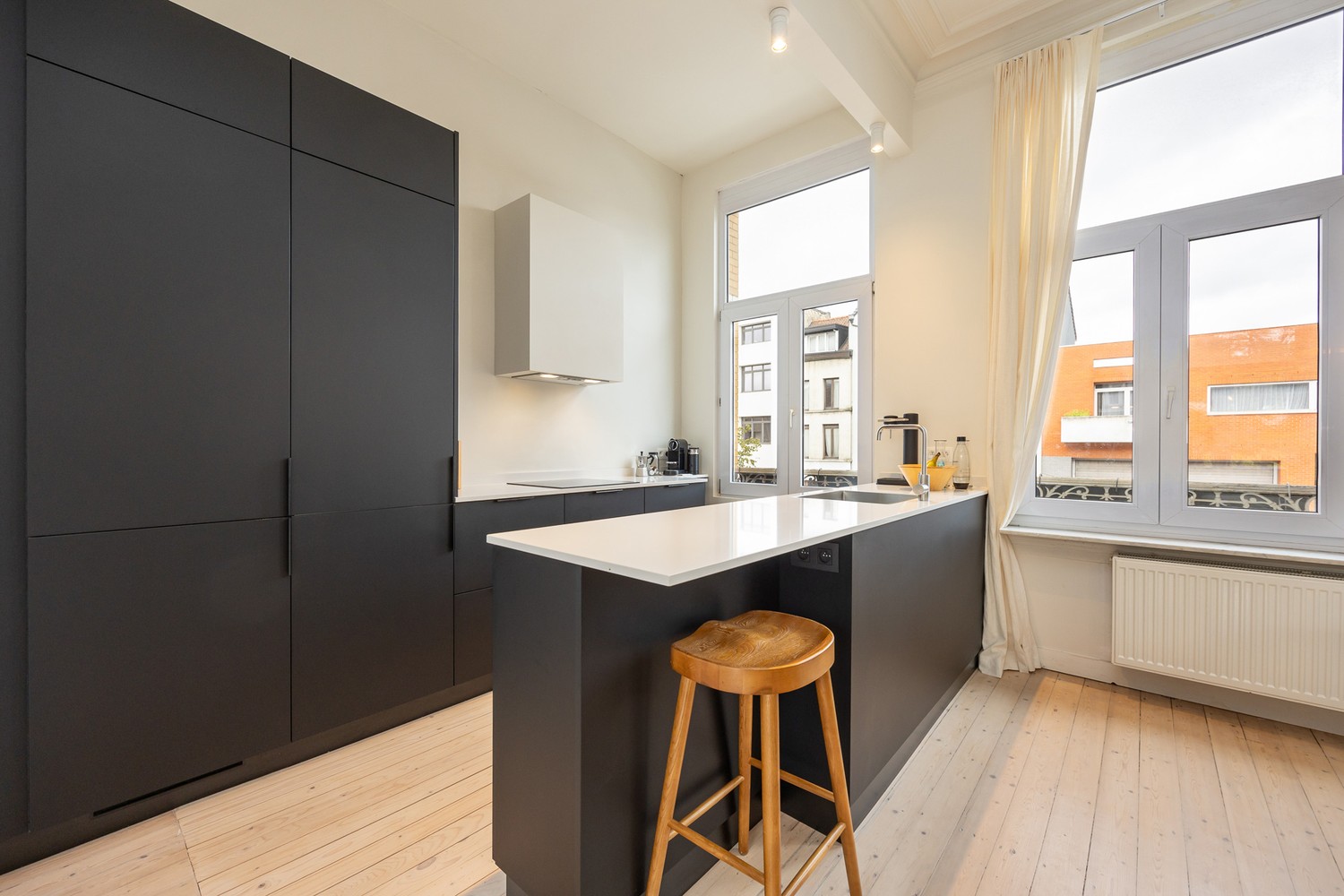 Ruime en karaktervolle herenwoning met zonnige tuin, dakterras en laadpunt in het hart van Merksem - foto 4