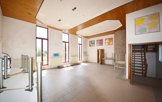 Op een toplocatie in het centrum van Herzele, met gratis parking voor de deur, vind je dit karaktervolle en multifunctionele handelspand in...