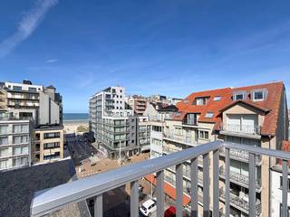 Schitterend en volledig gerenoveerde penthouse, centraal gelegen te Nieuwpoort-Bad, op slechts enkele stappen van de Zeedijk, het strand en de winkelstraat.<br />Het appartement omvat een inkomhal met apart toilet, een badkamer met inloopdouche en één slaapkamer met ingebouwde kasten. Verder beschikt het over een lichtrijke woonkamer met eethoek, een open keuken en toegang tot het ruime en zonnige terras met zeezicht. Het appartement wordt gemeubeld aangeboden en een private kelderberging is inbegrepen in de prijs.<br />Dankzij de volledige renovatie en de centrale ligging is het ideaal als tweede verblijf aan zee of als interessante investering.