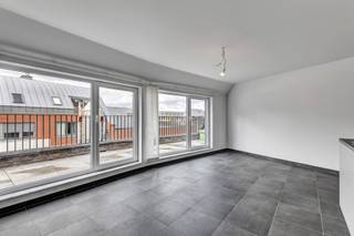 <p>Voor meer info of een bezoek, bel 053 59 49 33 - TOPPER! - Op een <strong>unieke, centrale ligging in Ninove</strong> bevindt zich dit <strong>ruime duplexappartement van ca. 130 m²</strong>. Recht tegenover het gebouw vindt u het Ninia-winkelcentrum. Een grote troef is de <strong>recente bouw </strong>(bj. 2017), gecombineerd met <strong>de royale oppervlakte en het uitstekende energielabel</strong>. Indeling<strong>:</strong> inkomhal, lichtrijke living met open keuken en eiland, eetruimte, berging, apart toilet en wasplaats. Aansluitend beschikt u over <strong>een ruim zuidwestgericht terras</strong>. Op de verdieping vindt u een nachthal, <strong>twee ruime slaapkamers</strong> die beide toegang hebben tot de royale badkamer. Verder beschikt het appartement over <strong>een overdekte autostaanplaats en een praktische kelderberging van ca. 13 m² (verplicht aan te kopen voor totaal van €30 000). Vloerverwarming</strong> op aardgas - <strong>3 zonnepanelen</strong> aanwezig - Elektriciteit conform - Buitenschrijnwerk in PVC dubbel glas</p>