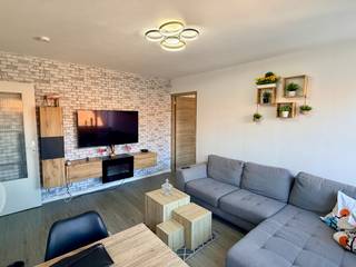 Op een uitstekende ligging in de Naamsestraat, nabij het centrum van Leuven met het Groot Begijnhof om de hoek, vinden we dit knus en goed onderhouden appartement.<br />Het appartement is instapklaar en vormt zowel een aangename thuis voor eigen bewoning als een interessante optie voor studerende kinderen of als investering.<br />Het beschikt over een lichtrijke eet- en leefruimte, een keuken met toegang tot terrasje, een inkomhal, 2 slaapkamers, een hoek met aansluiting voor een wasmachine, een apart toilet en een badkamer met douche en lavabomeubel. <br />Dankzij de centrale ligging bevinden winkels, horeca, openbaar vervoer, universiteiten en alle voorzieningen van de Leuvense binnenstad zich op wandelafstand.<br />Extra troeven zijn de conforme elektrische keuring, het ontbreken van een renovatieplicht en het feit dat het appartement asbestveilig is.<br />Een verzorgde en veelzijdige woonst op een topligging in Leuven, ideaal voor wie comfortabel in het centrum wil wonen, voor studerende kinderen of als investering.