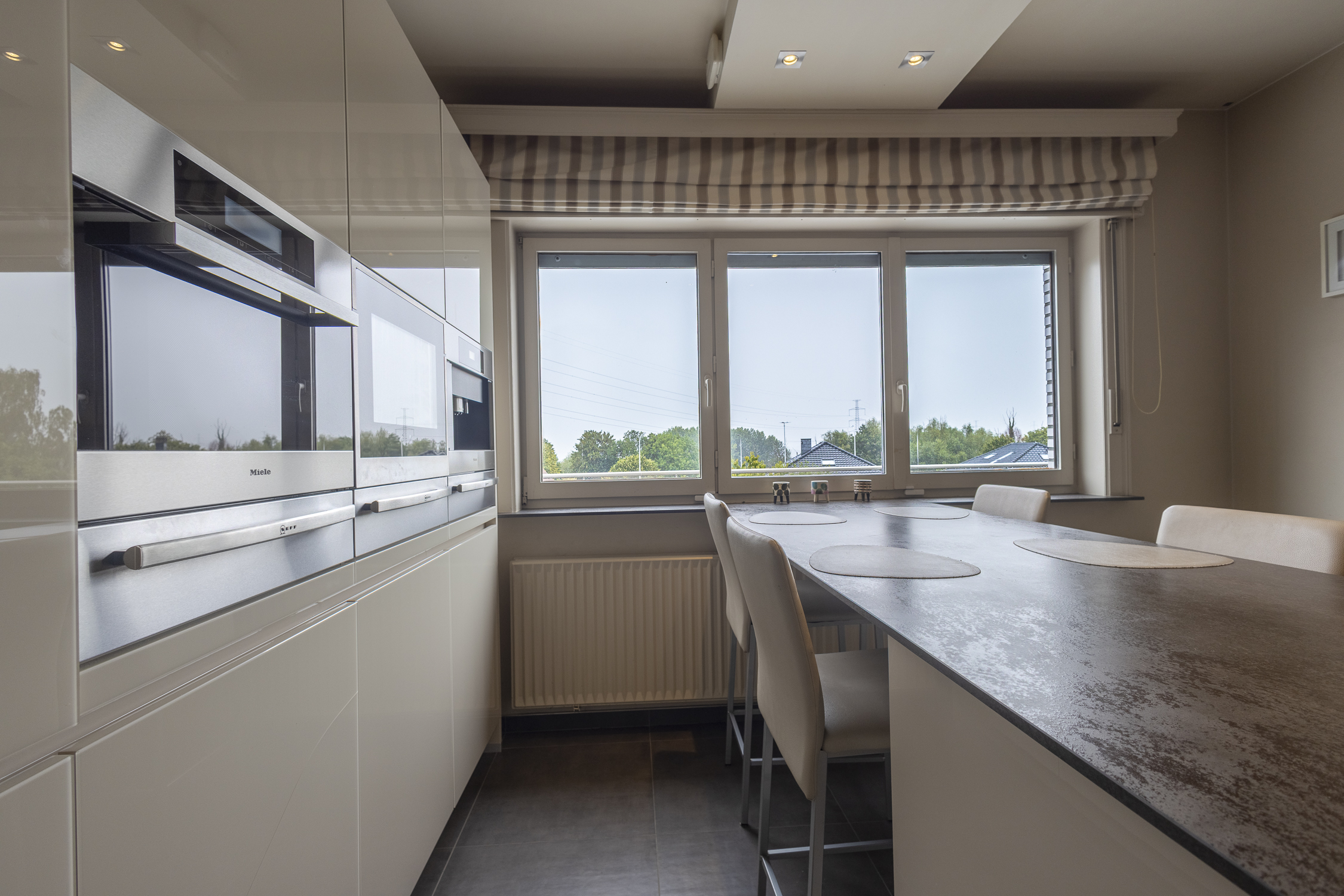 Ruime villa met zwembad en grote loods - foto 4