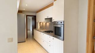 Deze instapklare woning is rustig gelegen in de Koornstraat, op korte afstand van het centrum van Roeselare. Winkels, scholen en openbaar vervoer bevinden zich in de nabije omgeving, met een vlotte verbinding naar de E403 en het station van Roeselare.<br /><br />Bij het binnenkomen komt u terecht in een aangename open leefruimte waar living en keuken mooi in elkaar overlopen. De praktische keuken beschikt over ingebouwde kasten, een gasvuur en een aansluitende berging.<br /><br />Op de verdieping bevinden zich drie volwaardige slaapkamers en een verzorgde badkamer met ruime inloopdouche en dubbele lavabo.<br /><br />Buiten geniet u van een onderhoudsvriendelijke tuin, ideaal om in alle rust te ontspannen.<br /><br />Troeven:<br />•⁠ ⁠3 volwaardige slaapkamers<br />•⁠ ⁠Open leefruimte met veel lichtinval<br />•⁠ ⁠Praktische keuken met berging<br />•⁠ ⁠Badkamer met inloopdouche<br />•⁠ ⁠Onderhoudsvriendelijke tuin<br />•⁠ ⁠Rustige ligging nabij centrum<br />•⁠ ⁠Vlotte verbinding naar E403<br /><br />STARTPRIJS: €199.000<br /><br />Voor meer informatie of een bezoek, contacteer Eva via eva@vicusvastgoed.be of op het nummer 0475 69 38 22.