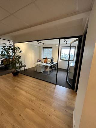 Le bâtiment est idéalement situé au 500 Avenue Louise, à proximité immédiate des commerces, restaurants, services et lignes de tram (7, 8, 93)...