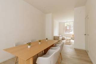 <p><strong>Deze prachtig gerenoveerde woning is gelegen</strong> in een rustige straat op de grens van Merksem en Schoten. Dichtbij winkels, scholen, openbaar vervoer, de stad én het groen.</p><p><br /></p><p><strong>De indeling:</strong> Je komt binnen in een strakke inkomhal met aparte toilet en onder de trap toegang tot de kelder - Op het gelijkvloers bevindt zich de lichtrijke leefruimte die is onderverdeeld in een salon, eetkamer en loopt over in de volledig uitgeruste open keuken die grenst aan de tuin en de technische berging - Op de overloop naar het eerste verdiep bevindt zich de moderne badkamer met inloopdouche en bad - Op het eerste verdiep zijn er 2 zeer ruime slaapkamers en een apart toilet - Op de tweede verdieping bevindt zich de grote masterbedroom met mooie raampartij en een apart toilet.</p><p><br /></p><p><strong>Troeven:</strong> Gerenoveerd en instapklaar - Vloerverwarming (verwarming d.m.v. warmtepomp) - Tuin - Compleet uitgeruste keuken - 3 aparte toiletten - Aangename kindvriendelijke buurt - Voortuin - Hippe materiaalkeuzes</p>