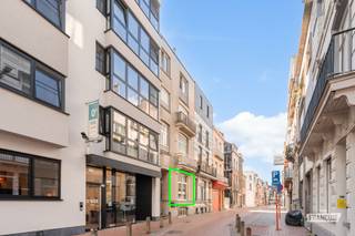 Op zoek naar een betaalbare, centraal gelegen woonst aan de Belgische kust? Dit gerenoveerde gelijkvloersappartement in de Consciencestraat 41 biedt een aangename combinatie van comfort en een bijzonder centrale ligging.<br /><br />Bij binnenkomst wordt u verwelkomd in de inkomhal, die leidt naar de leefruimte aan de voorzijde van het appartement. Dankzij de hoge plafonds geniet deze ruimte van een aangenaam gevoel van openheid. Verder beschikt de eigendom over een slaapkamer, een praktische keuken met eethoek en een badkamer met douche, wastafel en toilet. Het appartement werd volledig gerenoveerd en is dan ook een interessante keuze voor wie zonder grote werken wil starten.<br /><br />De ligging in het centrum van Blankenberge is een absolute troef. Vanuit de Consciencestraat bereikt u op wandelafstand de zeedijk, het strand, winkels, horeca en alle dagelijkse voorzieningen. Een ideale opportuniteit voor wie de vastgoedmarkt aan de kust wil betreden, als vaste woonst of tweede verblijf.<br /><br />Interesse in dit appartement te koop in Blankenberge? Vraag vandaag nog je bezoek aan via Immo Francois Blankenberge.<br /><br />Denk je eraan om je woning in Blankenberge te verkopen? Neem vrijblijvend contact op met Iben van Immo Francois in Blankenberge voor een gratis schatting via iben@immofrancois.be.<br /><br />