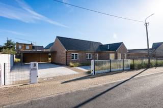 Algemeen<br />In het groene Middelkerke bevindt zich deze ruime en uitstekend onderhouden bungalow, gebouwd in 2011 en gelegen op een prachtig perceel van maar liefst 853 m². De woning werd met oog voor kwaliteit en comfort afgewerkt en beschikt onder meer over een centraal stofzuigsysteem, regenwaterrecuperatie, airconditioning en elektrische rolluiken. Dankzij de grote raampartijen en de tuin rondom de woning geniet je binnen van een overvloed aan natuurlijk licht en een aangenaam contact met de buitenruimte. In 2023 werd de leefruimte bovendien uitgebreid met een stijlvolle veranda, waardoor binnen en buiten nog mooier in elkaar overvloeien.<br /><br />Ook de ligging is een absolute troef. De woning bevindt zich vlak bij de Warandetoren, op wandelafstand van de kust en diverse voorzieningen. Zowel een bus- als tramhalte liggen in de nabije omgeving, waardoor je je ook zonder wagen gemakkelijk kunt verplaatsen. Hier geniet je van een fijne combinatie van rust, ruimte en comfort, op een boogscheut van zee.<br /><br />Indeling<br />Via de inkomhal bereik je de gezellige leefruimte, een afzonderlijk gastentoilet en een eerste slaapkamer, die momenteel als bureau is ingericht. De ruime leefruimte sluit naadloos aan op de volledig open keuken en de lichtrijke veranda, vanwaar je geniet van een prachtig zicht op de tuin. De spekkachel op aardgas zorgt bovendien voor extra warmte en gezelligheid tijdens de koudere maanden. Vanuit de keuken bereik je via de nachthal nog twee extra slaapkamers, een tweede afzonderlijk toilet en de badkamer met inloopdouche. Daarnaast beschikt de woning over een praktische voorraadberging en een technische berging met aansluitingen voor een wasmachine en droogkast.<br />De zolderverdieping van circa 70 m² biedt bovendien bijzonder veel extra bergruimte en eventuele uitbreidingsmogelijkheden.<br /><br />Ook buiten heeft deze woning heel wat te bieden. De ruime tuin rondom de woning vormt een heerlijke plek om te ontspannen. Het grote terras sluit rechtstreeks aan op de veranda en is ideaal om van het buitenleven te genieten. Verder zijn er een geïsoleerd tuinhuis en een dubbele carport aanwezig. De ruime oprit biedt bovendien plaats aan meerdere wagens, een bijzonder praktische meerwaarde op deze locatie nabij de kust.<br /><br />Troeven<br />* Kwalitatieve afwerking<br />* Lichtrijke woning met zonnige tuin <br />* Veel parkeergelegenheid en opbergmogelijkheden<br />* Op wandelafstand van de kust<br /><br />Interesse<br />Ben je op zoek naar een ruime, lichtrijke en uitstekend onderhouden bungalow met een prachtige tuin, vlak bij de kust? Dan is deze woning absoluut een bezoek waard! Neem gerust contact op met Tim voor meer informatie of om een bezoek in te plannen.<br />📞 0487 40 21 28<br />📧 tim@gentill.be