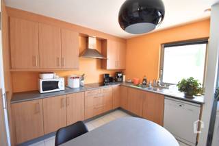 <p><span>Instapklaar duplex-appartement in centrum Zwijnaarde</span></p><p><span> </span></p><p><span>Deze kleinschalige residentie heeft een ideale ligging nabij verschillende grote invalswegen, openbaar vervoer en op fietsafstand van Gent. In het gezellige Zwijnaarde vindt u alles wat u nodig kan hebben: van bakker tot detailzaken, bussen en trams, scholen en universiteiten.</span></p><p><span> </span></p><p><span>Via de gemeenschappelijke trap heeft u toegang tot het appartement op de eerste verdieping. Het appartement bestaat uit een inkom, ruime leefruimte met veel lichtinval, een aansluitend terras achteraan, een praktische keuken met veel opbergruimte. Via de binnentrap gaat u naar de 2 slaapkamers en de badkamer.</span></p><p><span>Op het gelijkvloers is er een garage die bij het appartement hoort.</span></p><p><span> </span></p><p><span>Het appartement zal volledig wit geschilderd worden.</span></p><p><span> </span></p><p><span>EPC: 166 kWh (B-label)</span></p><p><span>Beschikbaar: 01/11/2026</span></p><p><span> </span></p><p><span>Pluspunten:</span></p><p><span>+     Centrale ligging</span></p><p><span>+     Instapklaar appartement</span></p><p><span>+     2 slaapkamers</span></p><p><span>+     Met garage</span></p>