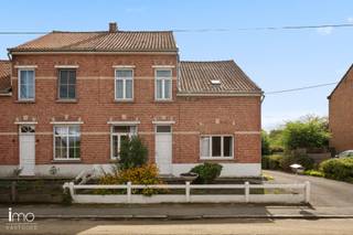 Op een uitstekende locatie in Haacht, vlakbij nodige invalswegen en het station, vinden we deze charmante woning uit 1920 terug. De woning is toe aan een grondige renovatie, maar beschikt over een degelijke structuur en biedt bijzonder veel mogelijkheden voor wie op zoek is naar een karaktervolle woning die volledig naar eigen smaak kan worden ingericht. Met een bewoonbare oppervlakte van maar liefst 190m², gelegen op een prachtig zuidwest gericht perceel van ruim 16 are, vormt dit pand de ideale basis voor een prachtig renovatieproject met potentieel.<br /><br />Op het gelijkvloers beschikt de woning momenteel over een ruime leef- en eetruimte, een keuken met aansluitende veranda en een badkamer. De eerste verdieping omvat drie ruime slaapkamers en daarnaast een casco ruimte die perfect kan worden ingericht als ensuite dressing, extra badkamer of multifunctionele ruimte.<br /><br />Ook de zolder biedt nog tal van mogelijkheden en kan, mits de nodige inrichting, worden omgevormd tot een vierde slaapkamer, hobbyruimte, bureau of polyvalente ruimte.<br /><br />Buiten beschikt het perceel bovendien over een externe garage en extra bergruimte.<br /><br />Deze woning is een unieke opportuniteit voor wie droomt van een karaktervolle gezinswoning op een ruim perceel, waarbij locatie, ruimte en renovatiepotentieel perfect samenkomen. Voor meer informatie of een bezoek kunt u ons steeds contacteren op het nummer 015/21.21.21 of via olivier.lievens@imovastgoed.be. <br />En als u zich afvraagt wat uw eigen woning waard is, neem dan gerust contact op voor een gratis waardebepaling.