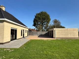 In de Bokstraat te Machelen (Zulte) bevindt zich deze verzorgde alleenstaande woning, gelegen op een mooi perceel van 1.167 m². Hier geniet u van een rustige, landelijke omgeving met prachtige vergezichten, terwijl u toch een vlotte verbinding heeft naar het centrum van Machelen, Deinze en de op- en afrittencomplexen in Deinze en Kruisem.<br /><br />De woning is momenteel volledig gelijkvloers ingericht, maar biedt dankzij de ruime zolderverdieping nog heel wat mogelijkheden om de bewoonbare oppervlakte verder uit te breiden.<br /><br />Via de inkomhal komt u terecht in de centrale hal, die toegang biedt tot de verschillende ruimtes. Aan de rechterzijde bevindt zich de lichtrijke leefruimte, waar u zowel zicht heeft op de voortuin als op de achterliggende tuin. Aansluitend bereikt u de reeds vernieuwde keuken, die eveneens uitkijkt op de tuin.<br /><br />Naast de keuken bevindt zich een praktische berging met een toegangsluik tot de ruime zolder, die zich uitstrekt over de volledige woning. Deze ruimte biedt heel wat potentieel voor wie de woning in de toekomst verder wenst in te richten.<br /><br />Verder beschikt de woning over drie ruime slaapkamers en een badkamer, die zowel vanuit de keuken als vanuit een slaapkamer toegankelijk is.<br /><br />Ook buiten heeft deze eigendom heel wat te bieden. De ruime tuin vormt een absolute troef en biedt volop mogelijkheden om in alle rust van het buitenleven te genieten. Achter de woning bevindt zich nog een vrijstaande dubbele garage, ideaal voor het parkeren van wagens of als extra opslagruimte. Daarnaast is er nog een afzonderlijk buitentoilet aanwezig.<br /><br />Bent u op zoek naar een verzorgde alleenstaande woning op een prachtig perceel, die u verder naar eigen smaak en volgens de hedendaagse normen kunt inrichten? Dan is deze eigendom, met haar landelijke ligging en ruime tuin, zeker een bezoek waard!<br /><br />Neem contact op voor meer informatie of een bezoek ter plaatse.<br /><br />Richtprijs: € 430.000