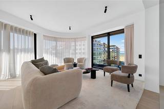 Vivre au plus haut niveau prend un nouveau sens dans ce luxueux appartement à vendre situé dans l'emblématique Heroes Tower de Knokke-Heist. Avec une surface habitable généreuse d'environ 220 m², vous découvrirez une grandeur sans pareil, renforcée par le concept intérieur apaisant et sophistiqué de la célèbre agence Grain Design. Situé sur la place animée Heldenplein à Knokke-Heist, cet établissement exclusif de la côte belge se trouve à deux pas de la plage. Les environs immédiats allient un accès facile par l'A11 à des moments de détente dans le quartier voisin de Director General Willemspark et sur la plage. La prochaine reconstruction de la Place des Héros est la cerise sur le gâteau pour cet endroit.<br /><br />Le cœur de l'appartement est l'espace de vie ensoleillé, où d'immenses fenêtres offrent une vue imprenable et frontale sur la mer. L'élégant parquet en chêne se marie harmonieusement avec les tons beiges doux de l'œuvre personnalisée, tandis que de subtiles bandes LED indirectes et des spots encastrés noirs élégants créent une atmosphère chaleureuse le soir. Depuis le salon, vous pouvez facilement accéder à la spacieuse terrasse, dotée d'une balustrade en verre offrant une vue imprenable sur l'horizon. La cuisine ouverte de Diapal s'y intègre parfaitement. Ce chef-d'œuvre culinaire comprend un îlot de cuisine illuminé, des appareils encastrés Miele de haute qualité, un lave-vaisselle surélevé, un robinet Quooker et un élégant mélangeur noir avec un évier double.<br /><br />L'appartement dispose de quatre chambres complètes, chacune équipée d'un parquet de caractère, d'armoires encastrées sur mesure et d'une salle de bain attenante aux finitions les plus précises. La spacieuse chambre principale est une oasis privée au sein de l'appartement, dotée d'un espace de bureau élégamment intégré et d'une vue frontale panoramique sur la mer du Nord.<br /><br />Outre sa perfection esthétique, cet appartement Ben économe en énergie avec vue sur la mer excelle en termes de durabilité. Le chauffage avancé par pompe à chaleur garantit un cadre de vie à l'épreuve du temps, un label officiel BEN et une consommation d'énergie minimale. Le tout est pratiquement complété par deux salles de stockage privées et la possibilité d'acheter une ou plusieurs places de parking dans le bâtiment.<br /><br />Vous souhaitez plus d'informations ou une visite ? Contactez notre expert immobilier Arne Vandierendonck au 0493 25 35 85 ou arne.vandierendonck@dewaele.com<br /><br />Registre des mesures: non