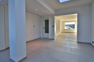 <p><span>Leuke, gerenoveerde gezinswoning met garage en uitweg!</span></p><p><span> </span></p><p><span>Centraal gelegen tussen Gullegem en Bissegem vinden we deze mooie gerenoveerde en energiezuinige woning. De woning werd voorzien van alle nieuwe technieken, verwarming via warmtepomp en de nodige zonnepanelen.</span></p><p><span> </span></p><p><span>Via de inkom bereiken we het ruime woongedeelte met de open keuken, eethoek en zithoek. Op de eerste verdieping zijn twee mooie slaapkamers te vinden en de badkamer met wastafel, toilet en inloopdouche.</span></p><p><span> </span></p><p><span>Via de vaste trap bereiken we de volledig ingerichte zolder die plaats kan bieden aan de master bedroom.</span></p><p><span> </span></p><p><span>De grote tuin, grenzend aan Stadsgroen De Ghellinck, maakt het geheel af! Achteraan is tevens de garage, te bereiken via een uitweg.</span></p><p><span> </span></p><p><span> </span></p><p><span>- Volledig gerenoveerd<br />- EPC B: Zonnepanelen / Warmtepomp<br />- Grote tuin met uitweg /garage</span></p>