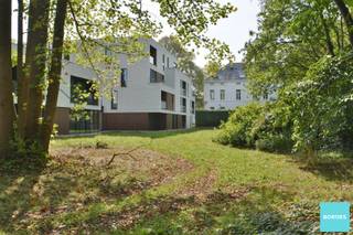 Deze assistentieflat op de eerste verdieping, geschikt voor twee personen, vormt een combinatie van zelfstandig wonen en zorg op maat. Het...