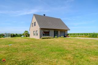 Uiterst rustig gelegen tussen de velden, aan Hogevorst 29, stellen wij u graag deze ruime woning voor op een perceel van ca. 2.800 m². Rust, ruimte en genieten vormen hier de rode draad: van het prachtige uitzicht over de achterliggende velden en de ruime tuin tot de volwaardige leefruimtes binnenshuis.<br /><br />De woning werd gebouwd in 2017, is asbestveilig en geniet van een centrale, maar tegelijk landelijke ligging. Het EPC bedraagt een schitterende score met label A. <br /><br />Bovendien bevindt de woning zich op slechts enkele minuten van het centrum van Bassevelde, waar winkels en dagelijkse voorzieningen vlot bereikbaar zijn.<br /><br />Op het gelijkvloers beschikt de woning over een riante inkomhal met afzonderlijk gastentoilet, een lichtrijke leefruimte met open keuken, een volwaardige slaapkamer en een naastgelegen badkamer met ligbad. Aansluitend aan de keuken bevinden zich een praktische berging en een aparte wasplaats.<br /><br />De verdieping omvat drie ruime slaapkamers, een tweede badkamer met inloopdouche en een zolderluik. <br /><br />Parkeren kan zowel in de inpandige garage als op de ruime oprit, die afgesloten wordt met een poort.<br /><br />Ook buiten is het volop genieten. Het ruime perceel biedt volledige privacy, een prachtig landelijk uitzicht en tal van mogelijkheden om het buitenleven optimaal te beleven.<br /><br />Bent u op zoek naar rust en ruimte in een moderne woning met een landelijke toets? Dan is dit zonder twijfel een unieke kans.<br /><br />**De gepubliceerde prijs is een richtprijs. Dit betekent dat u vrij bent om een bod uit te brengen. De verkoper behoudt zich het recht voor om al dan niet op een bod in te gaan. De uiteindelijke verkoop kan pas tot stand komen na aanvaarding van een bod en ondertekening van de compromis.<br /><br />Nieuwsgierig naar meer? Contacteer ons via 0472/98.16.29 (WhatsApp bij afwezigheid) of via immovercruysse.verkoop@gmail.com.