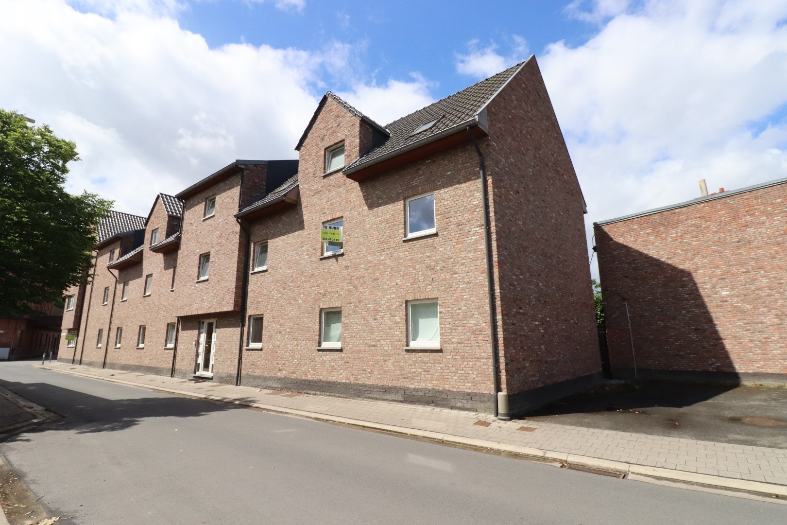 Ruim en lichtrijk appartement met twee slaapkamers en terras nabij het centrum van Moerzeke - foto 1