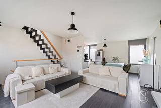 <p><strong>Topgelegen handelspand met verhuurd duplexappartement</strong></p><p>Strategisch gelegen handelspand met uitstekende visibiliteit, gecombineerd met een <strong>verhuurd appartement met aparte ingang</strong> – ideaal als investering of combinatie wonen/werken.<br />Het <strong>gelijkvloers</strong> omvat een ruim en lichtrijk handelspand met aparte praktijkruimte, keuken en een ruime berging.<br />Op de <strong>eerste verdieping</strong> bevindt zich een <strong>gerenoveerd duplexappartement</strong> met éen slaapkamer en een ruime, lichte leefruimte dankzij de grote raampartijen.</p><p>Een veelzijdig eigendom op een toplocatie met sterke commerciële troeven en een stabiel huurrendement.</p>