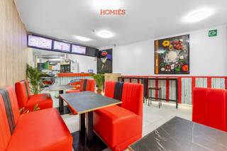 Op een uitstekende commerciële locatie vlak bij het Ladeuzeplein bevindt zich dit instapklare handelspand met sterke visibiliteit en...