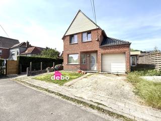 Ontdek deze charmante alleenstaande woning gelegen in een rustige en kindvriendelijke buurt van Marke, vlakbij scholen, winkels en vlotte verbindingen naar Kortrijk en de E17.<br />De woning biedt tal van mogelijkheden voor wie op zoek is naar een pand die reeds alle grote werken heeft gehad, waaronder nieuw dak, nieuwe pannen, nieuwe ramen, nieuwe kabels en elektriciteit (op het gelijkvloers), nieuwe sanitair buizen (gescheiden riolering), nieuw voegwerk enz.....<br />Indeling:<br />Op het gelijkvloers vindt u een inkomhal, leefruimte, grote open moderne keuken met eiland, toilet, veranda, garage. Op de verdieping bevinden zich 2 slaapkamers en een badkamer met toilet, lavabo en douche.<br />de woning beschikt ook over een geïsoleerde zolder (geen 3de kamer mogelijk) en een gezellige tuin met veel privacy. <br />Nu staat er een groot duivenhok, maar kan gerust worden verwijderd.<br /><br />Troeven:<br />Rustige ligging in een geliefde buurt, centrum op wandel- en fietsafstand<br />Volledig naar eigen smaak te schilderen en op te frissen<br /><br />EPC 298kWh/m² - EPC label C - geen renovatieplicht. P- en G-score: A. Bevindt zich niet in een risicozone voor overstromingen.<br />Grondoppervlakte 316m² - bewoonbare oppervlakte ca. 162m².<br />Laat deze unieke kans niet voorbijgaan en ontdek zelf de mogelijkheden die deze woning te bieden heeft!<br />