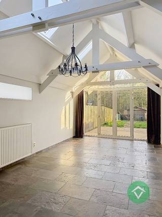 Deze woning bestaat uit: inkomhal - toilet - berging - garage - keuken - living - terras - tuin - nachthal - 3 slaapkamers - badkamer.Vrij 1/04/2026...