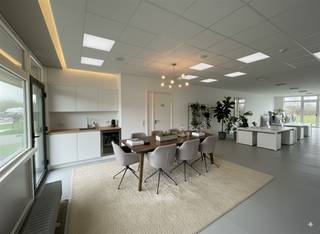 Cet espace de bureau d'environ 147 m² est situé au rez-de-chaussée et offre de nombreuses possibilités pour ceux qui recherchent un lieu de...