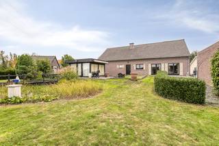 Dit alleenstaande huis is gelegen in een rustige buurt te koop in Nieuwenhove (Waregem) en kan genieten van een mooie grondoppervlakte van 1.992m². De woning heeft veel potentieel door de aangename ruimtes.INDELINGInkomhal - apart toilet - ruime leefruimte met open haard - keuken - bijkeuken - badkamer ( ligbad, toilet , lavabo) - slaapkamer 1 - slaapkamer 2 Er is een ruime zolder boven waar nog 3 kamers kunnen voorzien worden.ALGEMEN INFO- zolder met dakisolatie- overal dubbel glas- overal rolluiken - centrale verwarming: stookolie