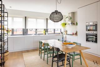 <p>In de gezellige en gegeerde woonwijk Nieuw Kwartier in Leuven bevindt zich dit ruime en moderne duplexappartement, gelegen op de eerste en tweede verdieping van een kleinschalige residentie uit 2019. Met een bewoonbare oppervlakte van ca. 110 m², twee slaapkamers en een royale leefruimte biedt het appartement bijzonder veel wooncomfort.<br /><br />De lichtrijke leefruimte vormt het hart van het appartement en biedt volop plaats voor een gezellige zit- en eethoek. Aansluitend bevindt zich de volledig ingerichte keuken. Achteraan geeft de leefruimte uit op een ruim dakterras, een aangename buitenruimte waar je in alle rust van het buitenleven kan genieten.<br /><br />Verder beschikt het appartement over twee volwaardige slaapkamers, een badkamer en praktische bergruimte. Een private kelderberging biedt bovendien extra opslagmogelijkheden.<br /><br />Dankzij de recente bouw geniet het appartement van een hedendaagse uitstraling en een aangename woonkwaliteit. De duplexindeling zorgt voor een fijne scheiding van de verschillende woonfuncties en geeft het geheel het gevoel van een echte stadswoning.<br /><br />De ligging in het Nieuw Kwartier combineert rustig en aangenaam wonen met de nabijheid van het centrum van Leuven. Winkels, openbaar vervoer, gezellige horecazaken en tal van andere voorzieningen bevinden zich op wandelafstand.<br /><br />Huurprijs € 1.750/maand – geen gemeenschappelijke kosten - beschikbaar vanaf 1 september.<br /><br />Interesse? Neem gerust contact met ons op voor meer informatie of om een bezoek in te plannen.</p>