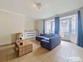 Dit lichtrijk appartement geniet van een centrale en toch rustige ligging in het centrum van Sijsele.Dit ruim appartement geniet van volgende...