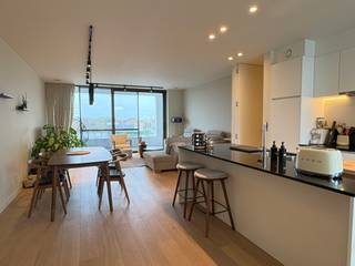 Dit appartement van 109 m² is gelegen op de 2de verdieping van een architecturaal gebouw met prachtige binnentuin.In de entree van het appartement...