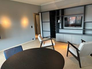 <p>Dit klassevol 1-slaapkamer appartement is gelegen op de vierde verdieping aan de achterkant van Res. Verhaeren.</p><p>Het appartement straalt rust en luxe uit en is door de jaren heen reeds gerenoveerd en voorzien van alle comfort en is deels bemeubeld. </p><p>Via de inkomhal komt u in de lichtrijke woonkamer meet aansluitend het zongericht terras met zonneluifel, de leefruimte is voorzien van zonnewering en airco.</p><p>Achter een ingebouwde kastenwand bevindt zich de praktische keuken met gasbekken, spoelbak, oven en ingebouwde koelkast+diepvries.</p><p>Ook de slaapkamer is voorzien van airco en een prachtig ingebouwde kastenwanden waar je al je spullen kwijt kan.</p><p>De badkamer heeft een inloopdouche, lavabo, toilet en ook aansluiting voor wasmachine en droogkats zijn aanwezig.</p><p>Het appartement beschikt verder over een ondergrondse kelderberging.</p><p>Gelegen tussen de stadskern en het station Gent-Sint Pieters met een vlotte bereikbaarheid naar de stadsring E40/E17 en op wandelafstand van tal van winkels.</p><p>Vrij vanaf 1 oktober 2026. - Domicilie verplicht</p><p></p><p>Extra troeven:</p><ul><li><p>Gunstig EPC - Label B = energiezuinig</p></li><li><p>Mooi terras en aanwezigheid van airco</p></li><li><p>Veiligheidsdeuren appartement + berging</p></li><li><p>instapklaar appartement met hotel allure</p></li><li><p>Syndic 16€/ maand water en gas inbegrepen</p></li></ul>
