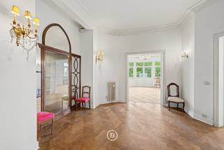 Gelegen in een van de meest gegeerde wijken van Brussel bevindt dit ruime appartement zich op de derde verdieping van een verzorgd Art Deco-gebouw uit de jaren 1930, met elegante gemeenschappelijke delen en zorgvuldig bewaarde authentieke stijlelementen.<br /><br />Het appartement biedt ongeveer 237 m² bewoonbare oppervlakte, aangevuld met twee terrassen van samen circa 13 m². De inkomhal geeft toegang tot lichtrijke ontvangstruimtes, waaronder verschillende met elkaar verbonden leefruimtes en een aparte eetkamer. De hoge plafonds, royale volumes en grote raampartijen zorgen doorheen het appartement voor een aangenaam gevoel van ruimte en licht.<br /><br />Het nachtgedeelte omvat drie slaapkamers, waaronder een ruime master bedroom, en twee badkamers. De indeling biedt een praktische en harmonieuze scheiding tussen de leef- en slaapvertrekken.<br /><br />Verder beschikt het appartement over twee voormalige dienstkamers en een grote privatieve kelder, waardevolle extra ruimtes die vandaag steeds zeldzamer zijn in Brussel.<br /><br />Een karaktervol appartement met royale leefruimtes, authentieke Art Deco-elementen en een uitstekende ligging in Brussel.