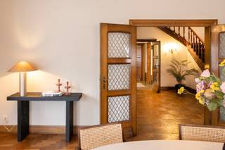ONTDEK DE NIEUWE, VERLAAGDE PRIJS: de Direct Kopen prijs ging van € 875.000 naar € 795.000.<br /><br />ONTDEK WAT DEZE PRACHTIGE EIGENDOM OP EEN TOPLOCATIE TE BIEDEN HEEFT:<br /><br />In de www.pyckestraat29.be (url kopiëren en plakken indien doorklikken niet lukt) in Kortrijk stellen we jou graag deze prachtige eigendom voor. Aan plaats in ieder geval geen gebrek! En aan authenticiteit evenmin. Het schrijnwerk, de vloeren, de plafonds, ... één voor één mooie elementen om te combineren met een hedendaagse touch. Per verdieping (gelijkvloers, 1ste verdieping, zolder en kelder) is er 200 m² beschikbare oppervlakte. En de ligging, die is TOP!<br /><br />OPTIES:<br />- ruime gezinswoning<br />- kangeroewonen in 2 afzonderlijke delen van het gebouw<br />- wonen en werken combineren onder één dak<br />- een aantrekkelijk cohousing project of B&B op een topligging<br /><br />Via www.pyckestraat29.be kan je een afspraak inplannen om een bezoek te brengen. Ook via de website verneem je veel meer, zoals een uitgebreide omschrijving, foto's, 360° rondgang, documenten, … <br /><br />Groeten, Hendrik van Henry Houser