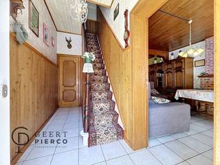 Gezellige gezinswoning met 4 slaapkamers en ruime tuin te Walshoutem.<br /><br />Bent u op zoek naar een gezellige woning met een vlotte bereikbaarheid en tal van mogelijkheden?<br />Dan is deze woning gelegen in de Walhostraat 78 te Walshoutem zeker een bezoek waard.<br /><br />De woning bevindt zich op een gunstige locatie, op korte afstand van de E40 en met een vlotte verbinding naar de N80 richting Sint-Truiden en Hannuit.<br /><br />Via de inkomhal krijgt u toegang tot de leefruimte, die voldoende plaats biedt voor een zit- en eetgedeelte.<br />Aansluitend bevindt zich de keuken, die eveneens toegang verleent tot de kelder.<br /><br />Achter de keuken bevindt zich de veranda, waar ook de badkamer is ondergebracht. Vanuit de veranda bereikt u de koer en vervolgens de aangename, diepe tuin.<br /><br />Op de eerste verdieping bevinden zich vier kamers.<br />Vanuit één van deze kamers is de zolderverdieping bereikbaar.<br />Deze ruimte biedt, mits de nodige afwerking, nog verschillende mogelijkheden, zoals het creëren van extra slaapkamers, een hobbyruimte of een bureel.<br /><br />Langs de woning loopt een erfdienstbaarheid van doorgang, waardoor ook de achterzijde van het perceel bereikbaar is.<br /><br />De woning wordt verwarmd via een stookolie-installatie met een tank van 2.300 liter en beschikt daarnaast over een regenwaterput van 2.000 liter.<br /><br />Enkele troeven:<br />4 kamers<br />Ruime zolder met uitbreidingsmogelijkheden<br />Kelder aanwezig<br />Veranda met zicht op de tuin<br />Diepe achtertuin<br />Regenwaterput van 2.000 liter<br />Stookolietank van 2.300 liter<br />Vlotte verbinding met de E40 en de N80 richting Sint-Truiden en Hannuit<br /><br />Een degelijke gezinswoning met een praktische indeling, veel ruimte en mogelijkheden om ze verder naar eigen smaak in te richten.<br />