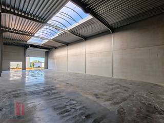 Nieuwbouw KMO-unit met een oppervlakte van 335 m² en 2 privatieve parkeerplaatsen te koop op bedrijventerrein 'De Schatting', op amper 300 m van...