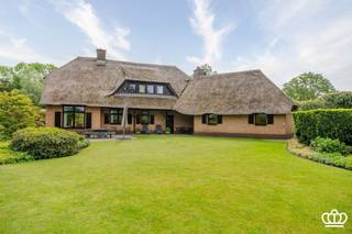 <p><span>Tijdloze rietgedekte villa met schitterende tuin, kwalitatief gebouwd, veel ruimte, goed gelegen vlakbij het centrum.</span></p><p><span> </span></p><p><span>Gelijkvloers</span></p><p><span>Royale inkomhal met open traphal, en gastentoilet in de hal. Aangename leefruimte met veel licht en zicht op de tuin door de vele raampartijen rondom. De keuken (vernieuwd in 2015) is comfortabel ingericht , met ruimte voor een eethoek. Naast de keuken bevindt zich een praktische bijkeuken (met plaats voor wasmachine en droogkast), en een deur naar de tuin en terras.</span></p><p><span>Verder is er gelijkvloers 1 master bed room (incl.dressing), en een mooie badkamer, en suite.</span></p><p><span>De dubbele garage (met 2 automatische poorten) biedt plaats voor 2 auto’s , met deur naar het terras en de tuin. Extra tuinberging naast de garage.</span></p><p><span> </span></p><p><span>Eerste</span><span> </span><span>verdieping</span></p><p><span>De houten trap leidt naar de open nachthal . Hier bevinden zich 4 ruime slaapkamers, en een badkamer. Verder is er nog een multifunktionele ruimte (eventueel extra slaapkamer).</span></p><p><span>Boven de garage is er een nog een opbergzolder.</span></p><p><span> </span></p><p><span>Zolder</span></p><p><span>Via een luik (met vlizotrap) is er nog extra bergzolder over de hele woning.</span></p><p><span> </span></p><p><span>Kelder</span></p><p><span>Voorraadkelder (en hier ook toegang naar de kruipruimte)</span></p><p><span> </span></p><p><span>Tuin</span></p><p><span>De tuin is in 1 woord schitterend : mooi aangelegd, top onderhouden, en aangename terrassen (waarvan ook een deel overdekt aan de woning).</span></p><p><span> </span></p><p><span>Bijzonderheden</span></p><ul><li><span>Tijdloze klassieke stijl </span></li><li><span>zeer goed onderhouden </span></li><li><span>mooi aangelegde tuin en terrassen </span></li><li><span>veel ruimte en mogelijkheden </span></li><li><span>1 slaapkamer en badkamer op het gelijkvloers </span></li><li><span>Goede bereikbaarheid en vlakbij invalsweg naar Nederland!</span></li></ul><p><span> </span></p><p><span> </span></p>