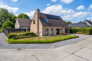 IN OPTIE!! Deze traditioneel gebouwde villa bevat op het gelijkvloers een inkomhal met gastentoilet, een lichtrijke leefruimte met een geïnstalleerde keuken en een wasplaats/berging. Aan de leefruimte en de keuken grenst een ruim zuid-west georiënteerd terras en de tuin. Op de eerste verdieping is er een nachthal en zijn er 3 slaapkamers, een berging en een badkamer met ligbad, inloopdouche en dubbel was meubel. Er is ook een afzonderlijk toilet. De woning beschikt over alle comfort en wordt verwarmd met elektriciteit & koel/warmunits (Izicool). Het buitenschrijnwerk bestaat uit hout met dubbel glas. De woning beschikt over 16 zonnepanelen en een alarm. Er is tevens een bergzolder. De totale oppervlakte van het perceel is 776m².<br /><strong>De woning is beschikbaar vanaf 1/9/2027!</strong><br />Wil u deze degelijke woning in hartje Lochristi bezoeken? Schrijf dan nu in voor het bezoekmoment op zaterdag 19 september 2026, enkel via https://calendly.com/loimmogunther/bezoekmoment-lieskensakker-1-te-lochristi