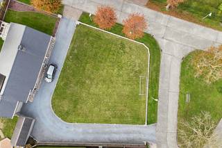 In een charmante, rustige woonwijk ligt dit prachtig stuk bouwgrond te wachten op zijn nieuwe eigenaar.Een plek waar je ’s ochtends de vogels hoort...