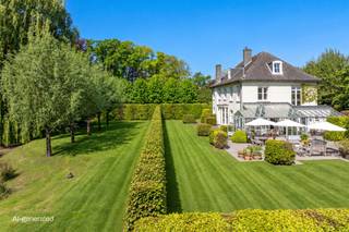 Op een steenworp van Lier stellen we u met trots deze unieke eigendom voor: een landelijk gelegen villa op een prachtig perceel van 2238 m², vlot bereikbaar via de E19, met het centrum en Netelandschap op wandelafstand.<br /><br />De woning straalt authenticiteit uit dankzij hoogwaardige natuurlijke materialen zoals eiken vloeren, maatwerk in massief hout en natuursteen. Grote raampartijen, een orangerie, een prachtig aangelegde tuin en een extra lang verwarmd zwembad zorgen voor een permanent vakantiegevoel.<br /><br />Indeling:<br />Gelijkvloers: statige inkom, ruime leefruimte met open haard, luxe leefkeuken met ontbijthoek en toegang tot de orangerie, praktische sas, wasplaats en douche.<br />Kelder: wijn-, berg- en technische kelder.<br />Verdieping: master bedroom met luxe badkamer en terras, 3 slaapkamers, 2de badkamer.<br />Zolder: volledig geïsoleerd, klaar voor extra kamers en badkamer (nutsleidingen aanwezig).<br /><br />Buiten: volwassen tuin met zonneterrassen, orangerie, verwarmd zwembad, serre (techniek/kleedruimte), buitendouche en een bijgebouw voor fietsenstalling en opbergruimte.<br /><br />Er bestaat de mogelijkheid om de naastliggende bouwgrond van 1641m², die vandaag volledig als private tuin wordt gebruikt bij aan te kopen. Dit biedt bijkomende flexibiliteit afhankelijk van de wensen van de toekomstige eigenaar.<br /><br />Bijzonderheden<br />- Gebouwd met oog voor kwaliteit en vakmanschap<br />- Gunstig EPC<br />- Ruime kelder<br />- Parktuin<br />- 12m verwarmd zwembad met warmtepomp<br />- Geïsoleerde zolder met talrijke mogelijkheden<br />- 360° groen!<br /><br />Voor meer info of bezoek: Vincent@reds.be of 0475/210086