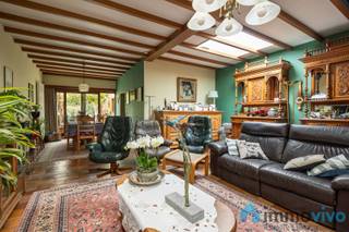 <p><span>Algemeen</span><span><br />In het hart van Edegem vindt u deze karaktervolle woning waar geschiedenis en hedendaags comfort elkaar ontmoeten. Met een royale bewoonbare oppervlakte van 231 m² op een mooi zuid-gericht perceel van 317,3 m², biedt deze woning alle ruimte en mogelijkheden voor een groot gezin. De ligging pal in het centrum dicht bij winkels, scholen en openbaar vervoer, maar toch rust in de tuin maakt dit huis de ideale combinatie voor uw gezin. Energetisch gezien werden alle daken geïsoleerd, 4,9 kWp aan zonnepanelen geplaatst en is er een zuinige condensatieketel aanwezig wat leidt tot een label B.</span></p><p><span> </span></p><p><span>Indeling</span><span><br />U komt binnen in een ruime inkomhal die toegang geeft tot 2 ruime kamers aan de straatzijde. Deze kunnen dienst doen als slaapkamer en bureau of zoals vroeger in gebruik genomen worden als kantoor of praktijkruimte. Aan het einde van de gang bereiken we de gezellige leefruimte, gekenmerkt door authentieke houten balken en een warme, uitnodigende sfeer. De lichtrijke eetkamer biedt via de veranda een mooi zicht op de groene tuin, een perfecte plek om te ontspannen. De recent vernieuwde volledig uitgeruste keuken is voorzien van moderne toestellen en een slimme indeling, waardoor koken hier telkens een plezier wordt. Zo zijn er ondermeer 3 ovens (stoom-, micro en heteluchtoven). De veranda dient opgefrist te worden en is een zeer leuke aanvulling op de ruime leefruimtes. Er is een wasberging en apart toilet voorzien. </span></p><p><span> </span></p><p><span>Beide verdiepingen tellen steeds 2 ruime slaapkamers en een badkamer. Op de tweede verdieping krijgen de slaapkamers nu nog een opfrisbeurt. Beide badkamers hebben toilet en lavabo, de ene is met bad en de andere met douche. Qua bergruimte is er enerzijds een zolder aanwezig en daarnaast ook nog een ruime kelder.</span></p><p><span> </span></p><p><span>Interesse</span><span><br />Bent u op zoek naar een unieke woning die charme, ruimte en comfort combineert op een toplocatie in Edegem? Grijp deze kans en maak vandaag nog een afspraak voor een bezichtiging. Neem contact op met ons Immo Vivo-team op 03/459.89.59 wij begeleiden u graag persoonlijk bij uw zoektocht naar uw nieuwe thuis!</span></p><p><span> </span></p>