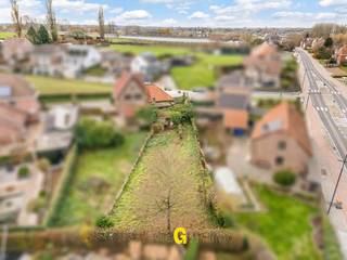 Op een rustige locatie in Waltwilder, met zowel Bilzen als Maastricht op korte afstand, wordt langs de Sportveldstraat 2 deze grondig te renoveren woning aangeboden.<br /><br />Het eigendom beschikt over een perceel van 6a 17ca en biedt interessante mogelijkheden voor wie een ingrijpend renovatieproject wil realiseren of eerder denkt aan sloop en heropbouw.<br /><br />De bestaande woning vraagt om een volledige renovatie. Voor kopers die liever een nieuwe woning bouwen, kan afbraak en heropbouw een aantrekkelijk alternatief zijn, met mogelijk toepassing van het verlaagde btw-tarief van 6%, mits aan alle wettelijke voorwaarden wordt voldaan.<br /><br />De Sportveldstraat is een rustige, landelijke zijweg van de Maastrichterstraat, met een zeer vlotte verbinding tussen Bilzen en Maastricht. Het centrum van Bilzen ligt op slechts enkele minuutjes rijden en ook Maastricht bereikt men al na een tiental minuutjes. Zo geniet men hier van een landelijke woonomgeving, zonder ver verwijderd te zijn van winkels, scholen en andere dagelijkse voorzieningen.<br /><br />INDELING / OMSCHRIJVING<br /><br />De woning is momenteel als volgt ingedeeld:<br />•Inkomruimte met aansluitende leefruimte<br />•Tweede leefruimte aan de linkerzijde<br />•Ruimte voor inrichting van een keuken, met achterliggende veranda<br />•Twee slaapkamers<br />•Ruimte voor inrichting van een badkamer<br />•Achterliggende stallingen<br />•Ruime, volledig omheinde tuin<br /><br />TECHNISCHE EN ADMINISTRATIEVE GEGEVENS<br />•EPC: 1.038 kWh/m² p.j. – label F – bijgevolg is deze woning onderhevig aan de renovatieplicht<br />•Geen opname in het maatregelenregister<br />•P-score B – G-score A<br /><br />INTERESSANTE FISCALE MOGELIJKHEDEN BIJ SLOOP EN HEROPBOUW<br /><br />•2% verkooprecht bij aankoop: voor particuliere kopers die voldoen aan de voorwaarden voor de aankoop van de enige eigen woning, kan het verlaagde verkooprecht van 2% van toepassing zijn voor zover aan alle voorwaarden voldaan is, tegenover het tarief van 12% bij aankoop van een bouwgronden. <br /><br />•6% btw bij sloop en heropbouw voor eigen bewoning: onder de wettelijke voorwaarden kan een woning na afbraak worden heropgebouwd aan het verlaagde btw-tarief van 6% in plaats van 21%. Dit kan een aanzienlijke besparing op de bouwkosten betekenen - zowel voor bouw van de eigen woning, als voor verkoop als verhuur op lange termijn interessant!<br /><br />•Ook mogelijkheden voor investeerders: de regeling van 6% btw kan eveneens interessant zijn bij heropbouw met het oog op langdurige verhuur, of bij een project waarbij de heropgebouwde woning wordt verkocht. Hiervoor gelden specifieke voorwaarden, onder meer inzake de bestemming, oppervlakte en duur van de verhuur of bewoning.