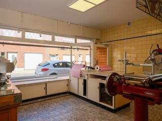 À Wondelgem, nous proposons cette propriété unique à la vente. Le bâtiment sert de boucherie depuis 1954 et combine des espaces commerciaux avec...