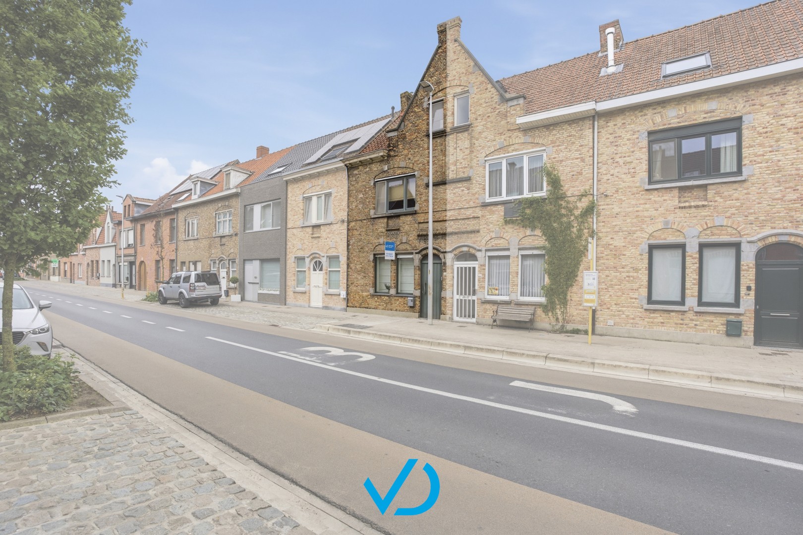 Charmante, gerenoveerde woning met garage en tuin nabij centrum van Ieper! - foto 1