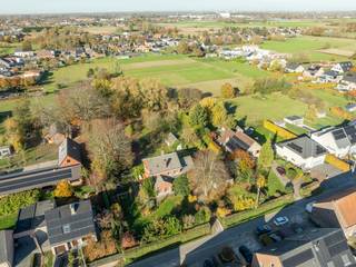 Op een fantastische locatie nabij het centrum van Westrode bevindt zich deze karaktervolle villa met 5 slaapkamers op een perceel van 3908 m². U geniet hier van een uitstekende ligging in een groene omgeving, met een schitterende bereikbaarheid vlakbij oprit a12 richting Antwerpen of Brussel.<br /><br />We betreden de woning via de inkomhal met apart gastentoilet en toegang tot de kelder. De authentieke leefruimte kan worden ingericht met een gezellige zithoek en aparte eetplaats. Aanpalend bevindt zich de keuken die mooi werd geïntegreerd in het geheel en is voorzien van de voornaamste toestellen. Via de keuken heeft u daarnaast ook toegang tot het goed georiënteerde terras en de ruime tuin. Naast de keuken betreden we de eerste slaapkamer die ook uitstekend kan dienen als bureauruimte. Via de nachthal op de eerste verdieping bereiken we 4 ruime slaapkamers en de badkamer, voorzien van een ligbad, een toilet en een lavabo. Tot slot beschikt deze woning nog over een zeer ruime zolder, die indien gewenst omgevormd kan worden tot extra slaapkamers, en een ruime, inpandige garage. In de ruime tuin met twee bijgebouwen en terras kan u steeds in alle rust en privacy genieten van het mooie weer.<br /><br />Maakt u graag een virtuele rondgang doorheen de woning? Klik dan HIER en ervaar zelf wat deze woning u te bieden heeft! <br /><br />U bent verplicht om deze woning binnen de 5 jaar na aankoop grondig energetisch te renoveren tot minimum EPC-label D.<br /><br />Dit is een fantastische opportuniteit als u op zoek bent naar een ruime woning met 5 slaapkamers en ongelooflijk veel potentieel op een schitterende locatie te Meise. Contacteer ons op het nummer +32 479/47.09.61 voor meer informatie of via info@boonstravastgoed.be<br /><br />Bijzonderheden: <br />- Uitstekende ligging<br />- 5 slaapkamers<br />- Perceel van 3908 m²