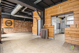 <p><span>Dit veelzijdige handelshuis, vandaag vergund als horeca-zaak met bovenliggende woonst, biedt tal van mogelijkheden voor wie wonen en werken wil combineren of op zoek is naar een interessant investeringspand. Het gelijkvloers omvat een handelsruimte van ca. 130 m², bestaande uit een ruime zaal van 74 m², een keuken van 12,5 m² met aansluitende bijkeuken/berging van 27 m², evenals een sanitaire ruimte. Daarnaast beschikt het pand over een ruime kelder, ideaal voor extra stockage. De bovenliggende woonst is ingericht als een duplexappartement. Op de eerste verdieping bevinden zich de leefruimte met aansluitende keuken en de badkamer. De tweede verdieping telt twee ruime slaapkamers, wat zorgt voor een comfortabele woonbeleving. Achteraan het pand bevindt zich een diepe tuin van maar liefst 194 m², een absolute meerwaarde zowel voor privégebruik als voor commerciële doeleinden. Een interessant pand met veel potentieel, geschikt voor horeca-uitbating, gemengd gebruik of herbestemming (onder voorbehoud van stedenbouwkundige voorschriften).</span><span> </span></p>