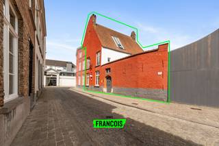 In het charmante Sint-Annakwartier in Brugge bevindt zich deze uitzonderlijk gerenoveerde stadswoning waar authenticiteit en hedendaags comfort harmonieus samenkomen. Achter de statige 19de-eeuwse gevel schuilt een smaakvol gerenoveerd pand dat momenteel wordt uitgebaat als bed & breakfast met twee vergunde gastenkamers, een interessante troef voor wie wonen en toeristische exploitatie wenst te combineren.<br /><br />Op het gelijkvloers bevinden zich een inkomhal met gastentoilet, een praktische berging, een sfeervolle leefruimte met aansluitende eetkamer en een volledig uitgeruste keuken. Vanuit de leefruimtes geniet u van een mooi zicht op de gezellige, volledig omsloten stadstuin.<br /><br />De eerste verdieping beschikt over twee ruime slaapkamers van respectievelijk 23 m² en 28 m², elk voorzien van een eigen badkamer. Op de tweede verdieping bevindt zich een lichtrijke slaapkamer van 34 m² met ensuite badkamer. De bovenste verdieping wordt volledig ingenomen door een royale slaapkamer van 38 m², eveneens uitgerust met een eigen badkamer.<br /><br />De ligging in het Sint-Annakwartier vormt een belangrijke troef. Winkels, horecazaken, scholen, openbaar vervoer en het historische stadscentrum bevinden zich op wandelafstand, terwijl de buurt haar rustige en authentieke karakter behoudt.<br /><br />Deze karaktervolle eigendom combineert ruimte, comfort en historische charme op een toplocatie in Brugge.<br /><br />Plan vandaag nog uw bezoek met Demetrio via demetrio@immofrancois.be of 0474 90 37 80.<br /><br />